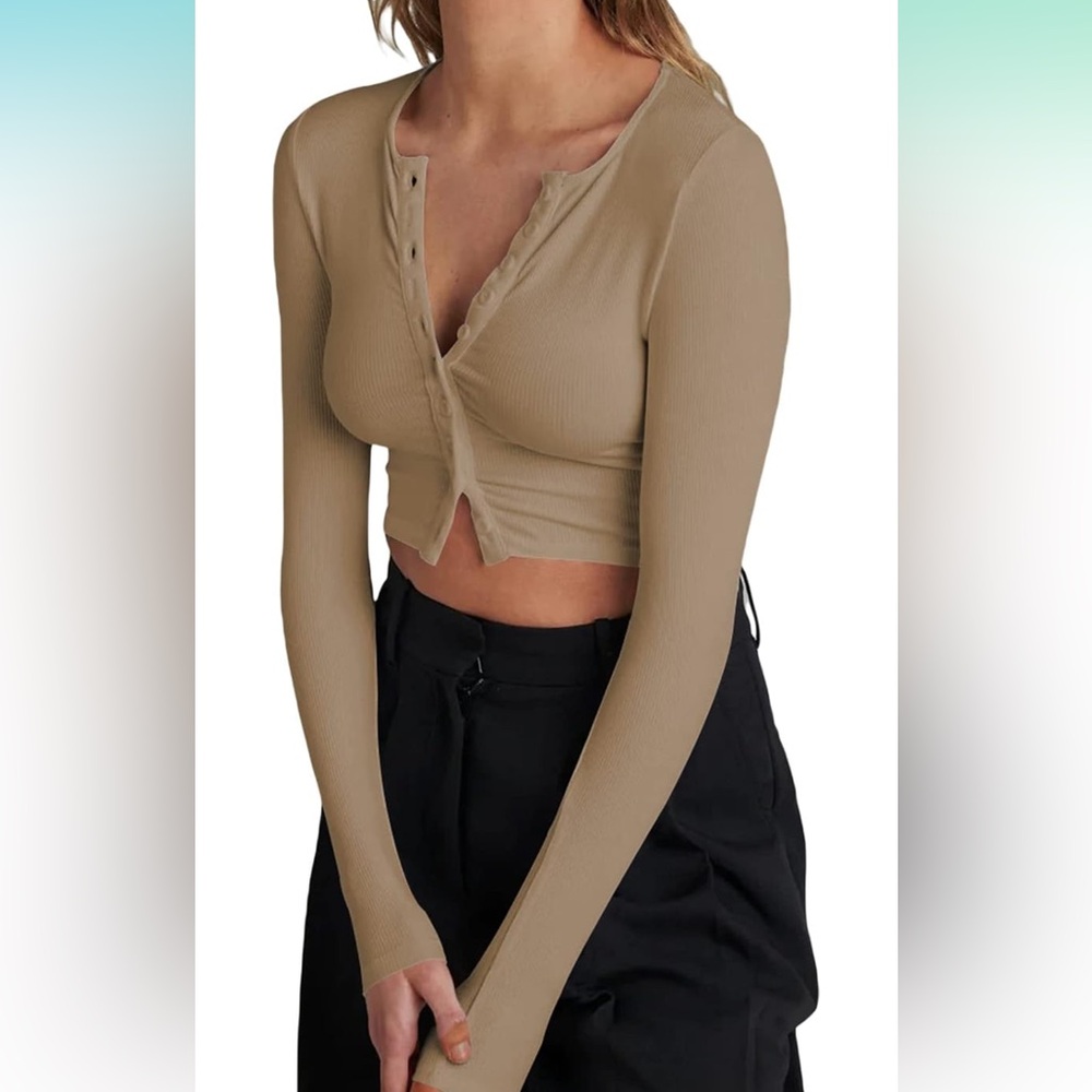 NWOT - Knit Front button cropped top